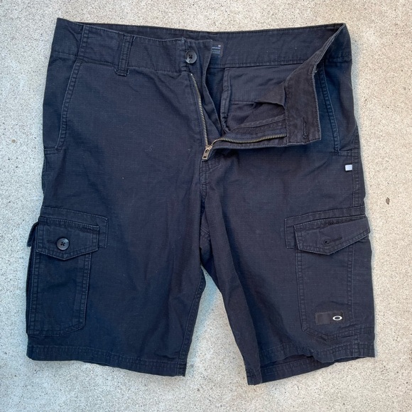 Men's Oakley Shorts Black Solid 32 Cargo Pocket Zip Beach Summer Flat Casual - Picture 1 of 11